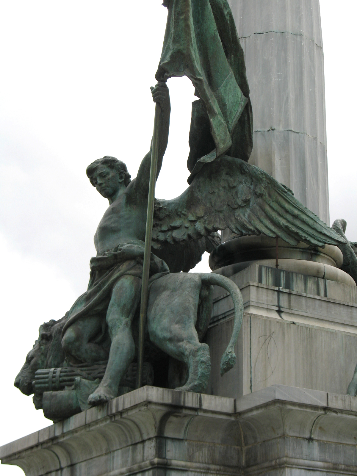 Estátua de bronze é roubada de praça em Belém, Pará